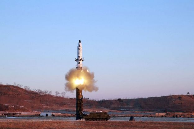 Lanzamiento de un misil Pukguksong-2 de Corea del Norte.