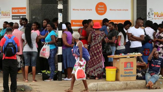 People queue to withdraw money from a bank in Harare, Zimbabwe's capital - 2017