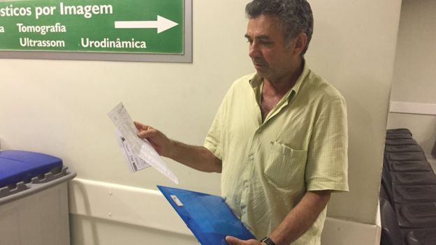 O aposentado Raimundo Oliveira, que esperou por dez anos para fazer cirurgia urológica