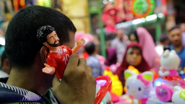 Boneka Mo Salah kini menjadi salah satu dekorasi persiapan Ramadan yang dijual di pasar-pasar Mesir.
