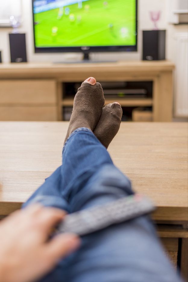 Hombre viendo televisión