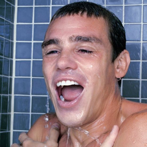 Un hombre en la ducha
