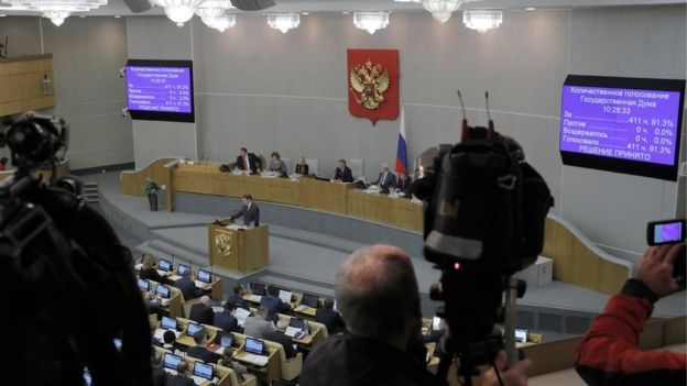 روسيا تتجه لتقييد عمل وسائل الإعلام الغربية على أراضيها _98765013__98758944_85d81aa3-717c-48c9-a5b6-156149aa2673
