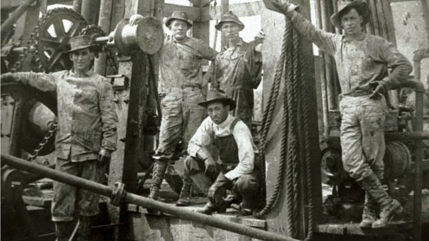 Un equipo de la perforación posa para una fotografía en la colina de Spindletop en Beaumont, Texas, donde fue descubierto el primer pozo de petróleo de Texas en 1901.