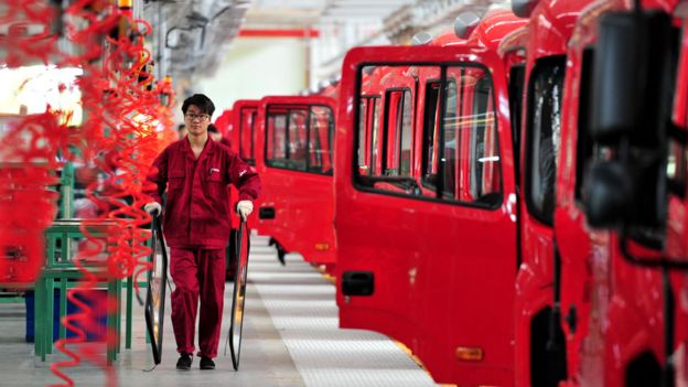 Trabajador en una fábrica de autos en China