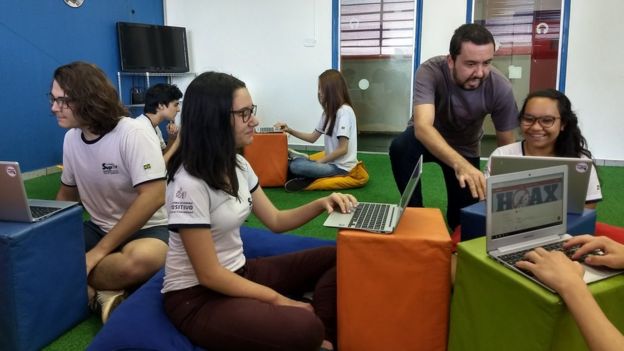 Aula com fake news em escola do interior de São Paulo