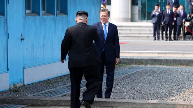 Moon y Kim se saludan.