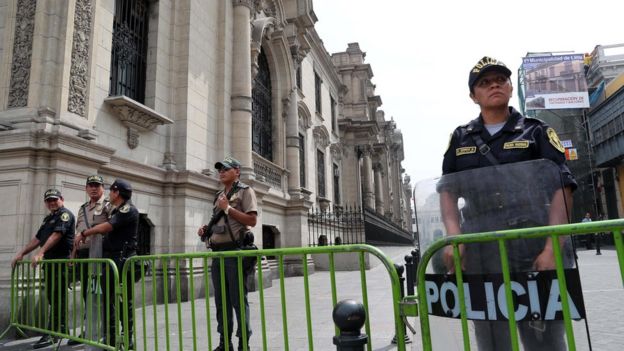 Policial diante do palácio presidencial peruano