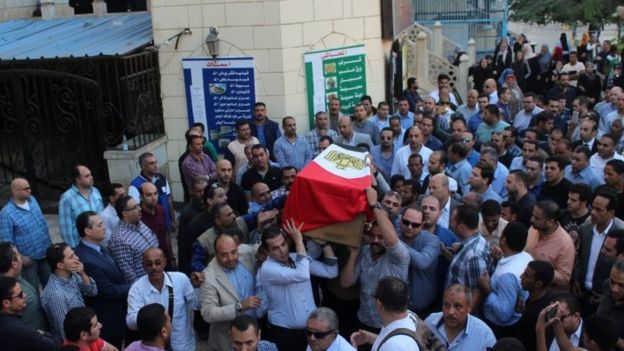 مصريون يشيعون جثمان ضابط قتل في هجوم الواحات