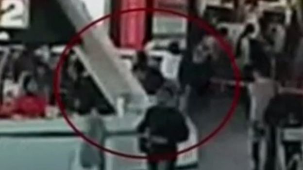 El momento en que una de las mujeres le pasa un pañuelo por la cara a Kim Jong-nam.