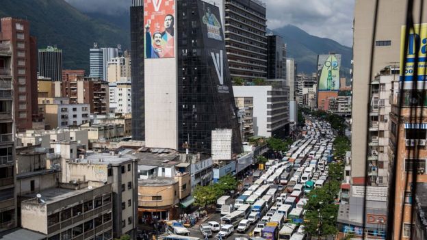 Una calle de Caracas bloqueada por buses