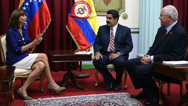 El presidente Nicolás Maduro junto a Rafael Ramírez cuando era ministro de Relaciones Exteriores y la canciller colombiana Maria Angela Holguin.