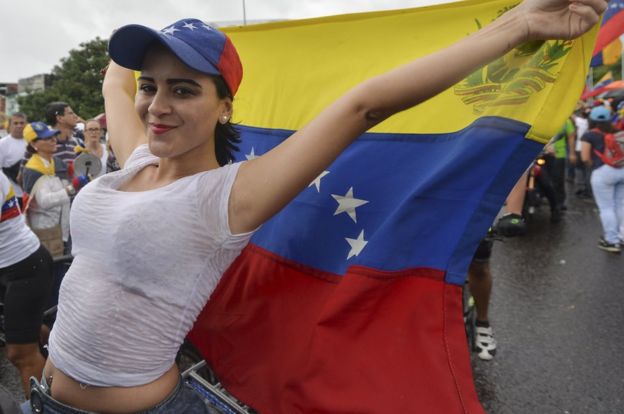 Opositora con una bandera venezolana