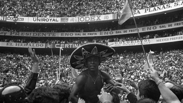 Pele celebra el título de México 70 en el Estadio Azteca.