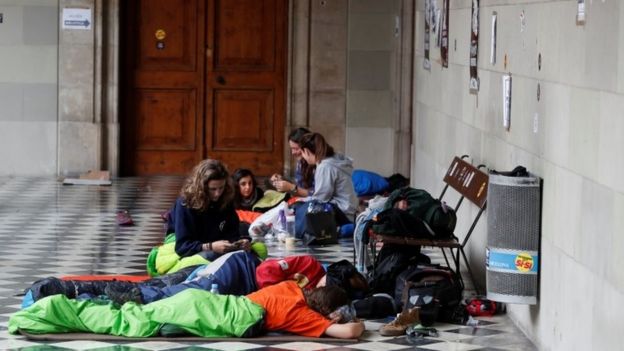 Ativistas acampados numa escola