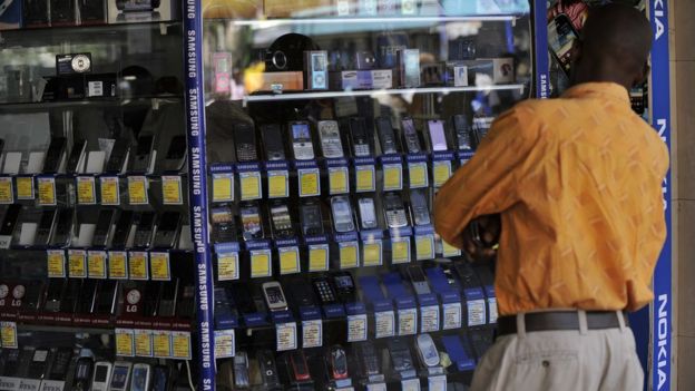 Mtu amesimama katika dula la kuuza simu tarehe 1 mwezi Oktoba 2012 mjini Nairobi Kenya