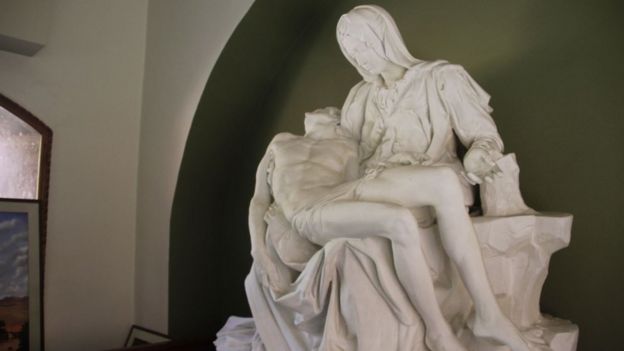 LAS REPLICAS DE "LA PIEDAD"EN PUEBLITO PERUANO QUE VATICANO USO PARA RESTAURAR LA ORIGINAL _96322713_f347e3e7-8347-4fc2-8d70-e9e4b37d020d