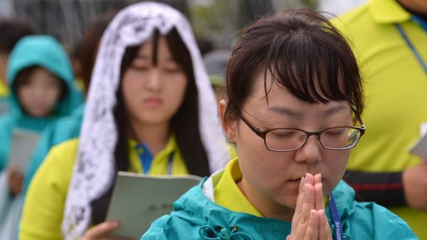 Católicas surcoreanas rezan en una misa oficiada por el Papa