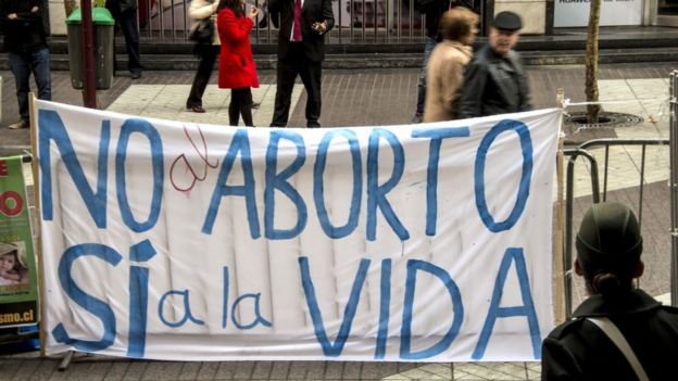 Protesta contra la despenalización del aborto en Chile, en anticipo del voto en el Congreso.