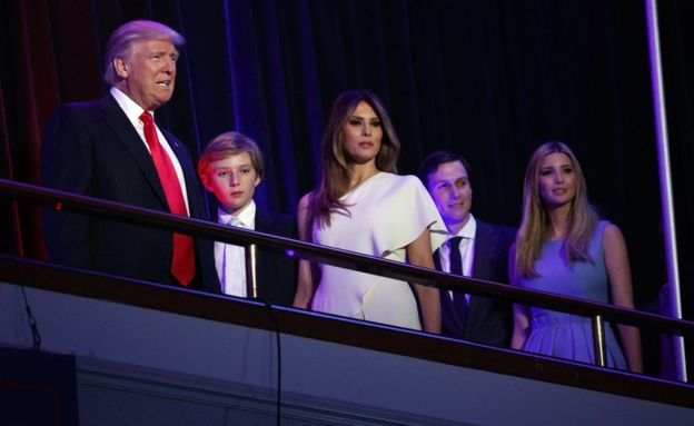 De izquierda a derecha, Donald Trump, Barron Trump, Melania Trump, Jared Kushner y Ivanka Trump.