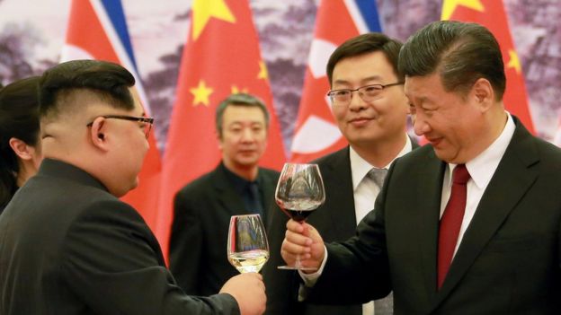 Kim Jong-un y Xi Jinping brindan durante su reunión en Pekín
