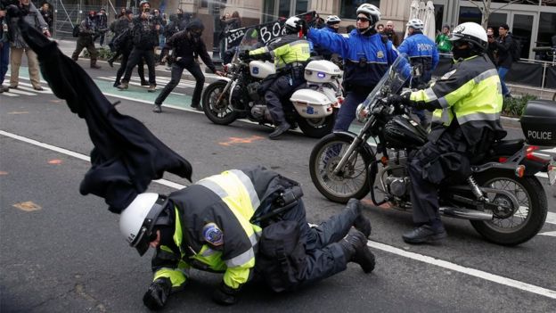Policías y manifestantes se confrontan en Washington