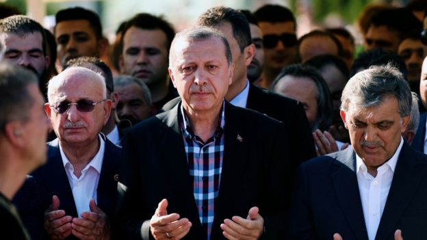Recep Tayyip Erdogan durante el entierro de una víctima del fallido golpe.