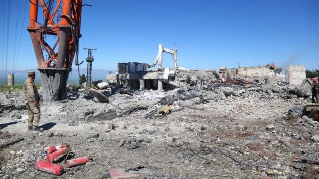 Последствия налета турецкой авиации на курдский город Дерик в апреле 2017 года