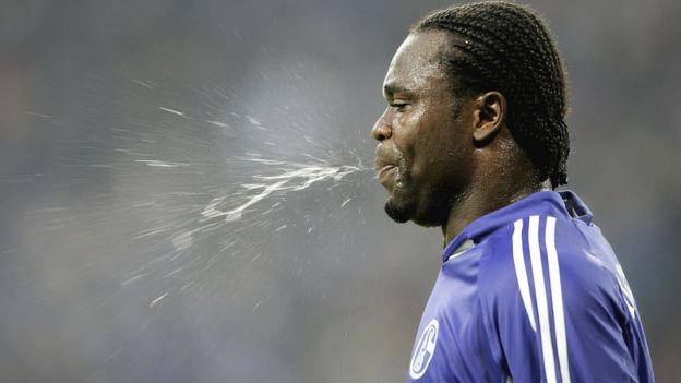 எச்சில் முப்“பும் கால்பந்து வீரர்