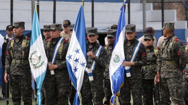 Fuerza Trinacional con las banderas de los tres países.