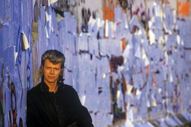 David Bowie frente al muro de Berlín