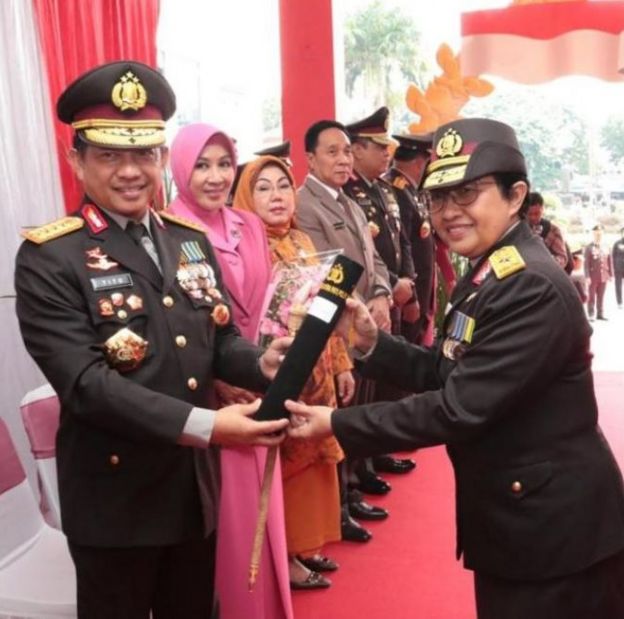 Sri Rumiati brsama Kapolri Tito karnavian saat pelepasan para perwira tinggi yang pensiun/DOKUMENTASI SRI RUMIATI.