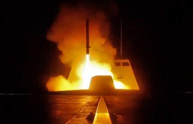 மத்திய தரைக்கடலில் உள்ள ஒரு பிரெஞ்சு போர்க் கப்பலில் இருந்து ஏவப்படும் ஒரு ஏவுகணை.