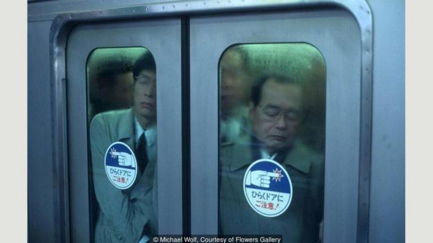 Pasajeros en el metro de Tokio