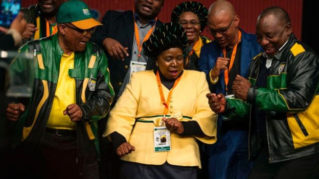 Jacob Zuma (I), su exmujer y su vicepresidente bailan tras el cierre de la conferencia política de su partido, el Congreso Nacional Africano, en Johannesburgo, el pasado 5 de julio.