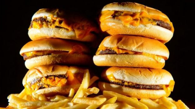 Foto de unas hamburguesas y unas papas fritas