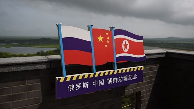 Banderas de Rusia, China y Corea del Norte en un puesto de observación norcoreano.