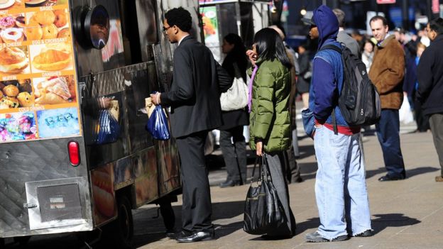 Gente haciendo fila para comprar comida en Nueva York.