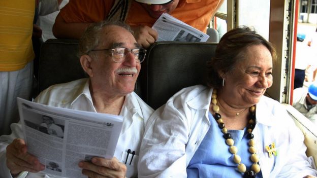 Gabriel García Márquez al lado de su esposa en un transporte público