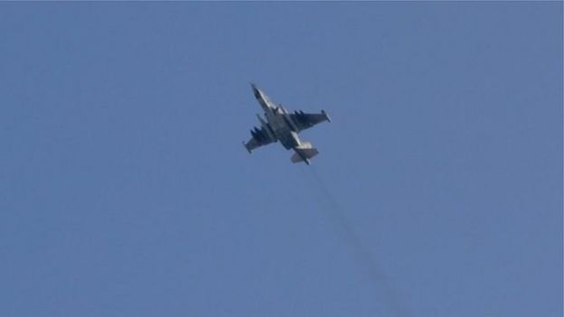 إسقاط مقاتلة روسية بمنطقة تسيطر عليها المعارضة السورية في إدلب _99872823_beb7154c-2ecc-442c-98cd-028d7487c337