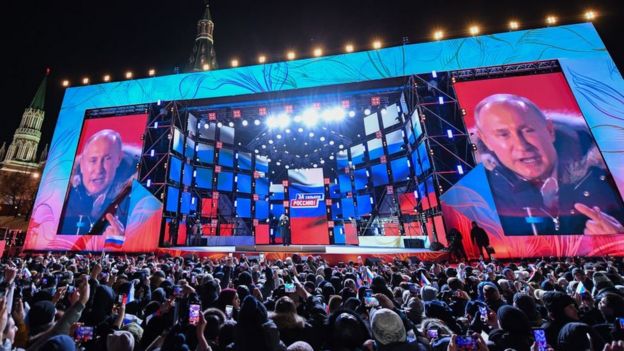 Putin festejó los resultados ante una multitud en Moscú.