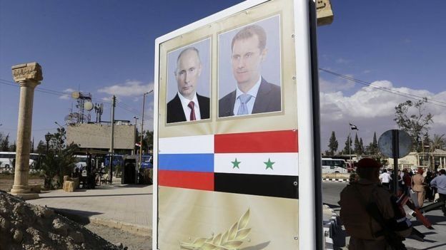 Una pancarta de Putin y Al Asad