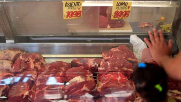 Carne exhibida en un comercio.