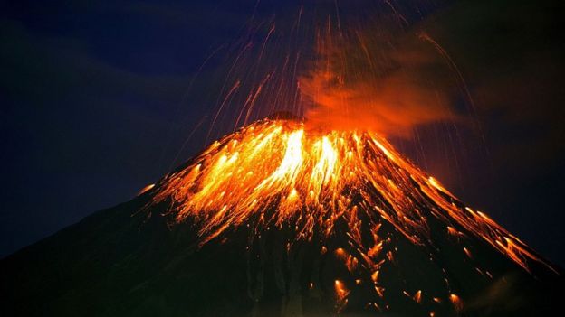Volcán Tungurahua en erupción