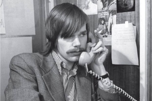 Mark Colvin hablando por teléfono circa 1976.