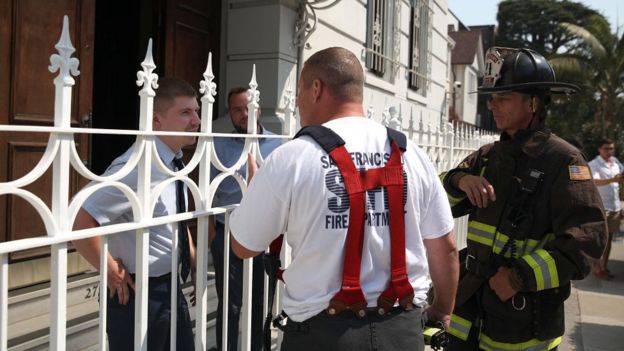 A los bomberos no le fue permitido entrar al consulado.