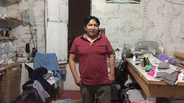 O costureiro boliviano Adolfo Marma em seu quarto na ocupação Prestes Maia