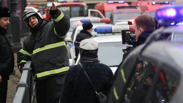 Un policía controla el área en torno a la estación de metro.