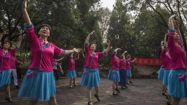 廣場舞是深受中國婦女歡迎的運動方式。