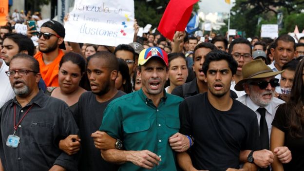 La oposición pidió continuar con las manifestaciones en la calle tras el anuncio de Maduro.